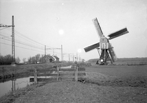 841480 Gezicht op de spoorlijn bij Lisse, met rechts de Lageveense molen en op de achtergrond de wachthuizen 40A en 40B.